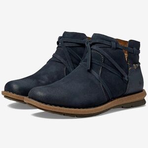 BORN Tarkiln Ankle Boots Navy Distressed Size 8